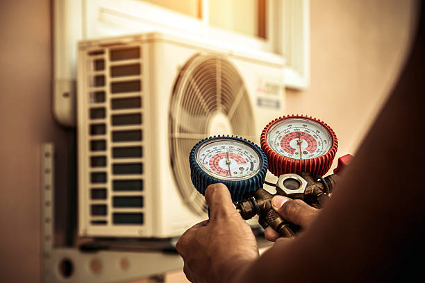 Professional Hvac technician working in Brimfield, IL